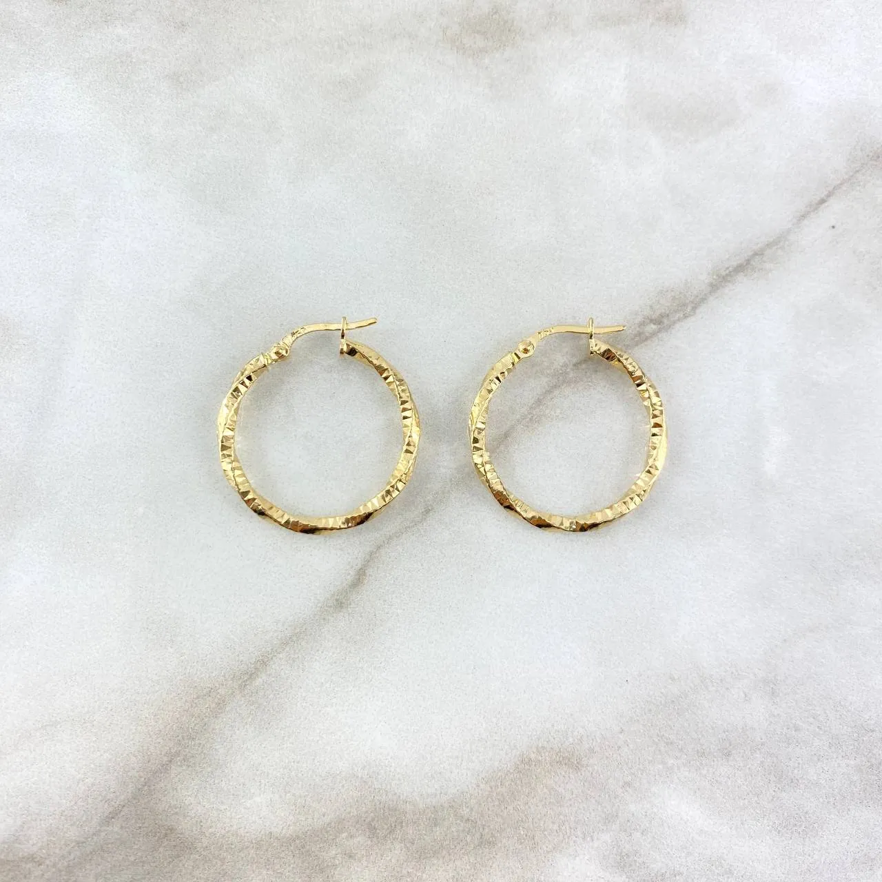 18K Yellow Gold Yudi Diamond Style Hoop Earrings 1.5gr / 0.94in