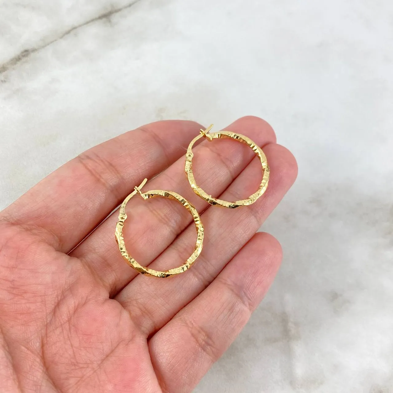 18K Yellow Gold Yudi Diamond Style Hoop Earrings 1.5gr / 0.94in