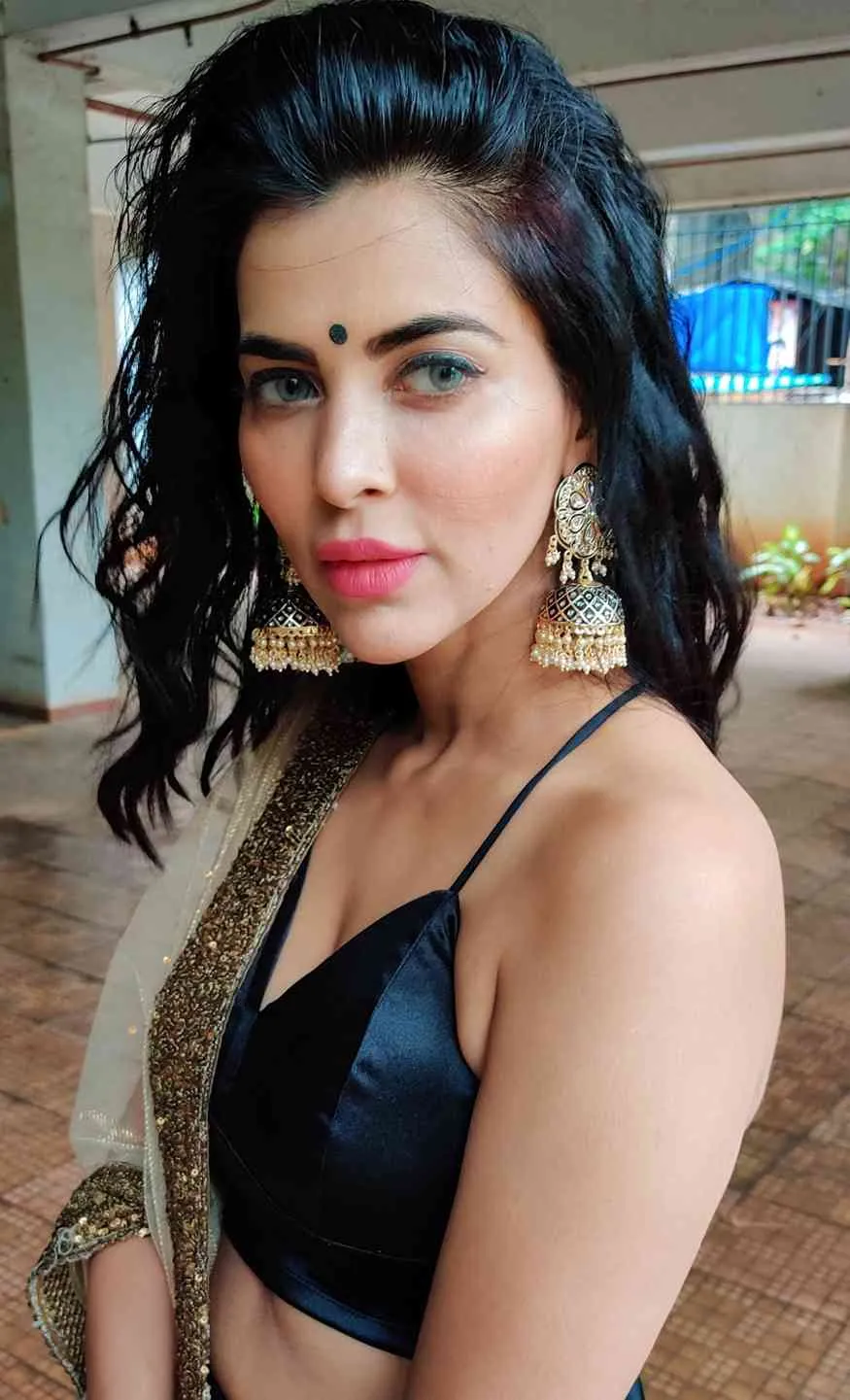 Anushka Sharma Inspired Hand Crafted Meenakari Stunning Kundan Black Jhumki