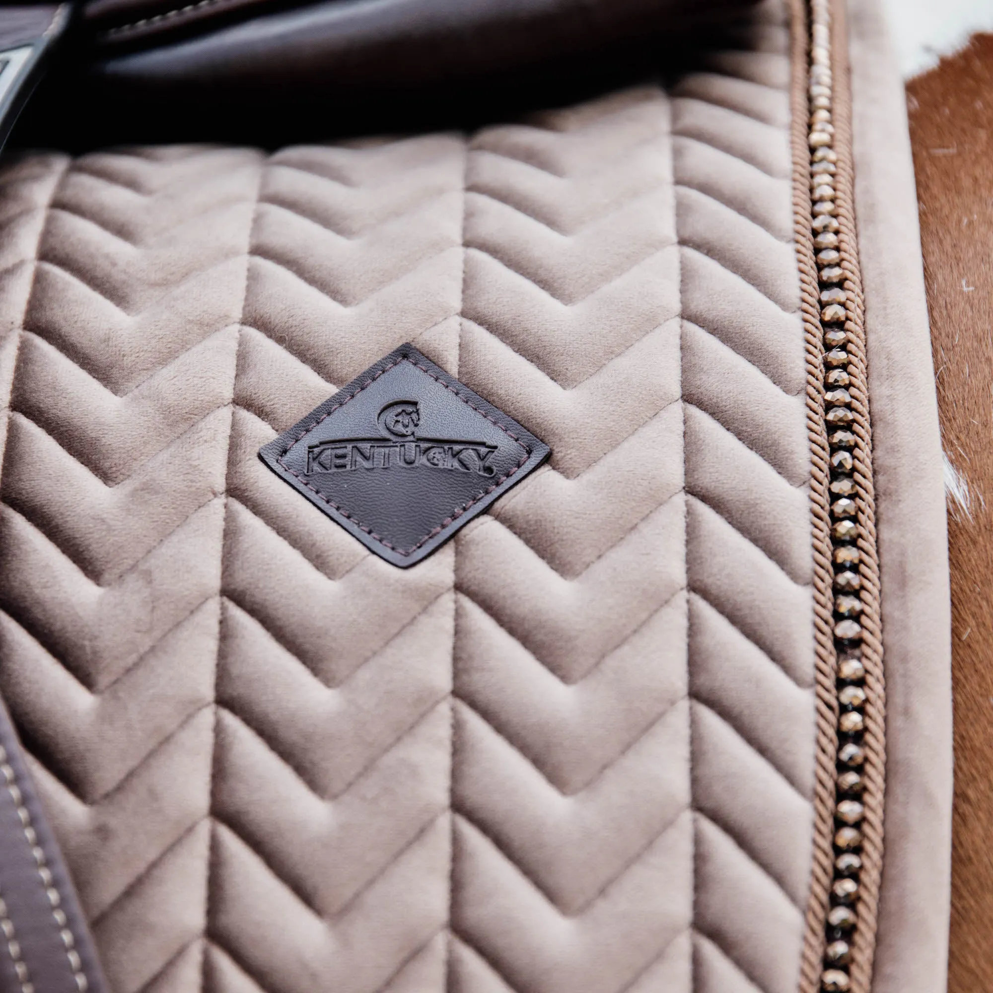 Kentucky Horsewear Saddle Pad Basic Velvet Pearls Jumping, Beige