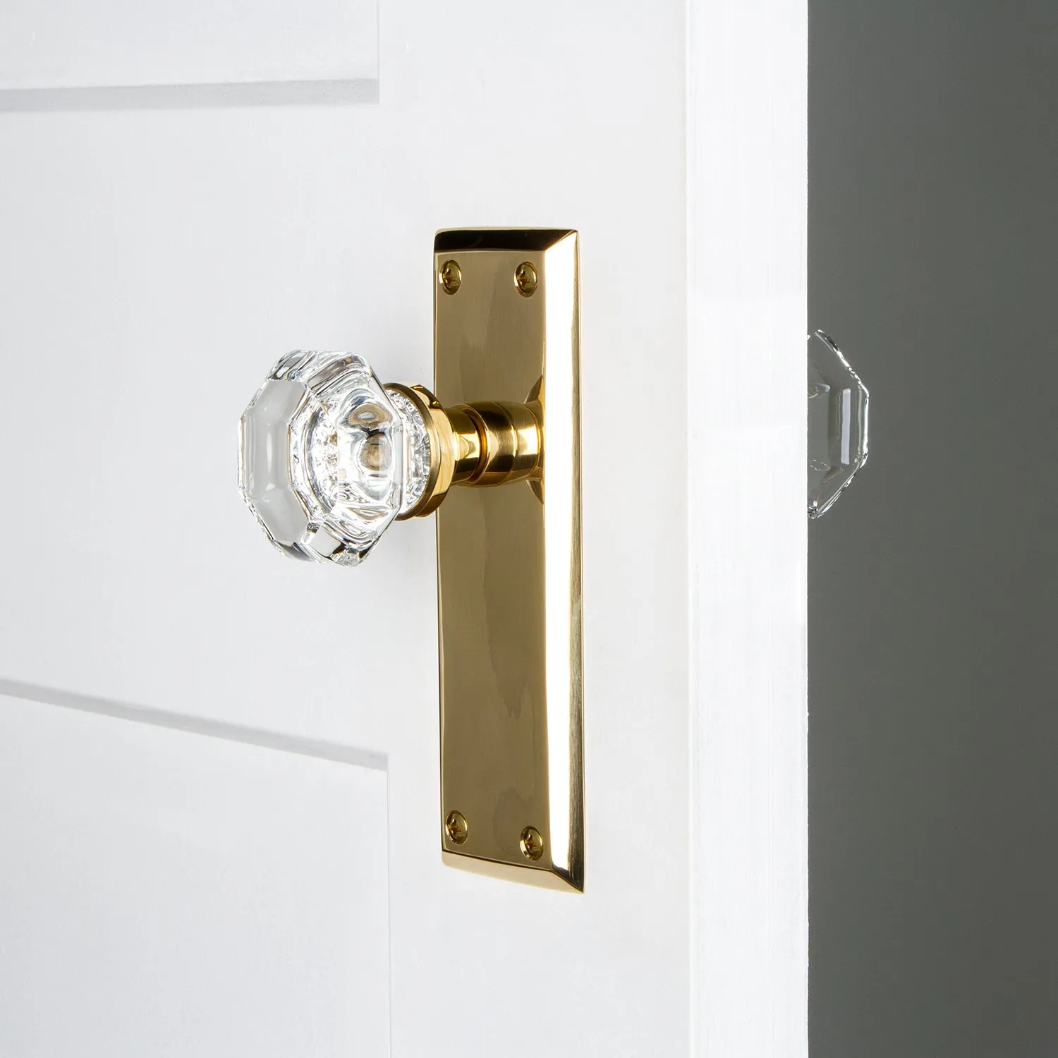 New York Long Plate with Waldorf Knob in Unlacquered Brass