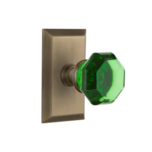 Studio Short Plate with Emerald Waldorf Knob in Antique Brass